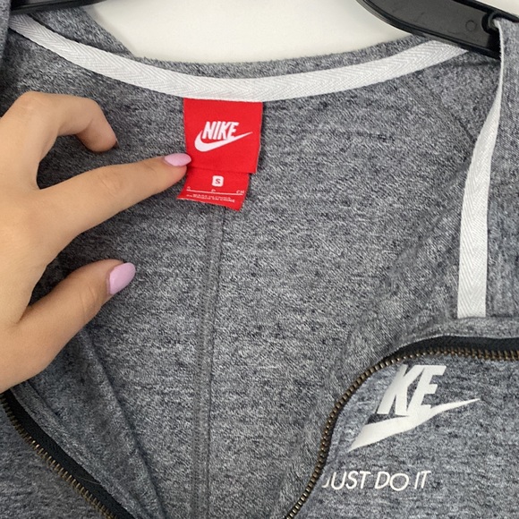 Nike Pro jacket w hood - Picture 2 of 4